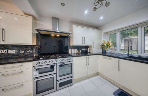 Modern 3BR Manchester Home Sleeps 7 Parking - Foto 2