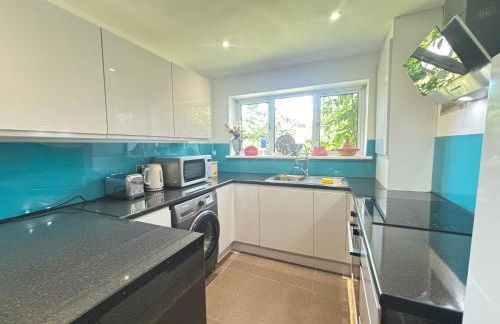 2BR Comfortable Spacious Furnished Property with Parking - Foto 30