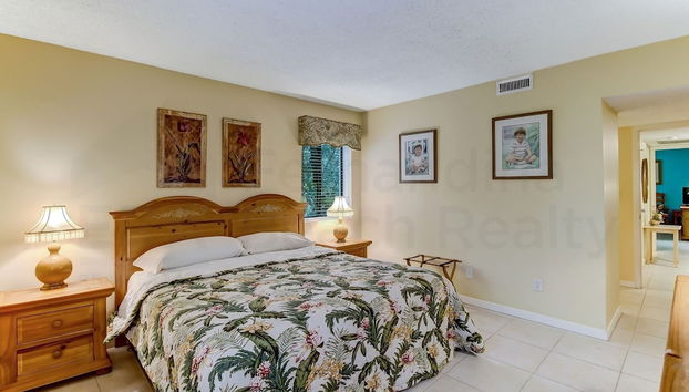 Dog Friendly Beach Wood Condo, Minutes Away from Atlantic Ocean by RedAwning - Foto 5, Habitación