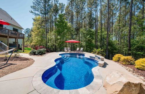 5BR Farmhouse Lake Retreat Pool Hot Tub Theater - Foto 17