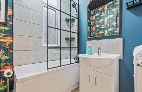 4 Bedroom House in Eccles, Trafford, Manchester - Sleeps 10 - 3 Double Beds - 4 Single Beds - FREE PARKING, Garden & Fast Fibre Wi-Fi - Close to Trafford Centre, MediaCityUK, Salford Quays, and both Old Trafford stadiums - Foto 11