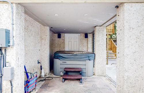 Classic coastal home with game room & private hot tub - walk to beaches - Foto 42