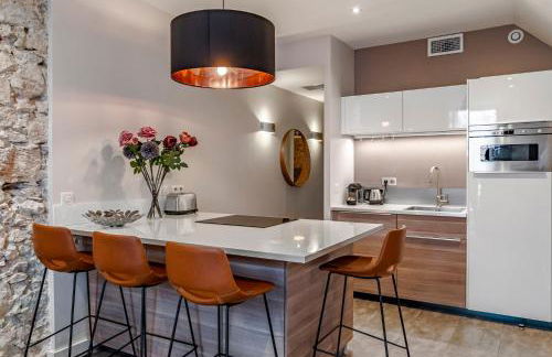 Luxury Family 2BR - Prime Location, Walk to Beach & Shopping, Sunny Balcony - By Totolulu Cannes Hoche - Foto 2