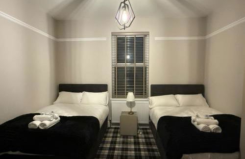 Large Luxury 4 bedroom home with parking - Foto 45