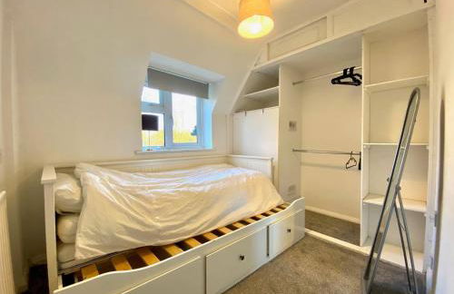 Spacious 3BR Home with Garden and Parking - Photo 12