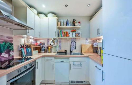 2-Bedroom Flat in Woking Walk to Station - Foto 3