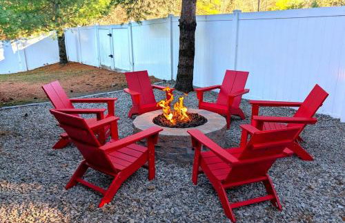 Luxurious Lake Retreat with Hot Tub and Walk to Beach - Foto 32