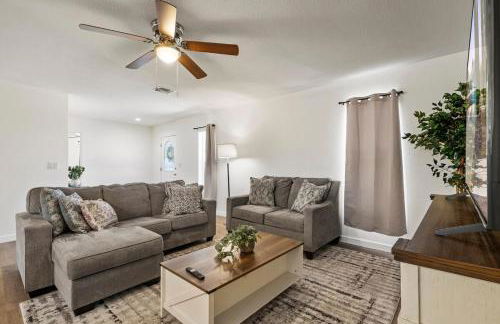 l NEW l Fully Remodeled 3BR 2BTH l 1 Min to Veterans Memorial Park - Foto 8