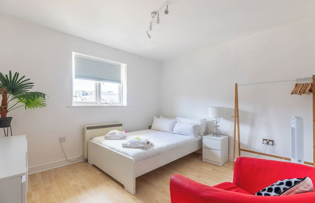 Skyline Haven Modern 2BR w/ Free Parking & 4kTV - Photo 43