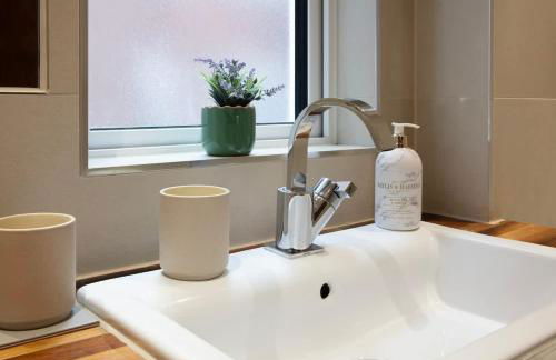 Westminster two bed one bath sleeps 5 with Air-Con - Photo 23