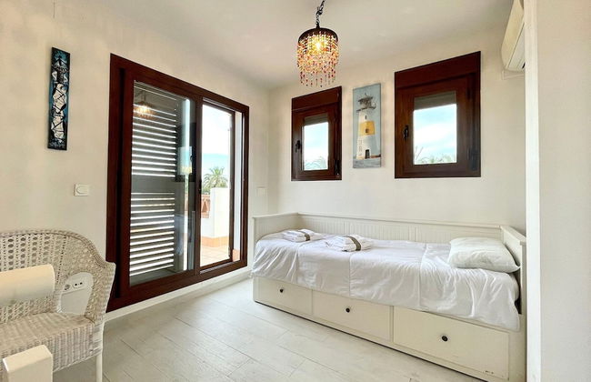 Sunlit Villa Near Golf - Foto 10