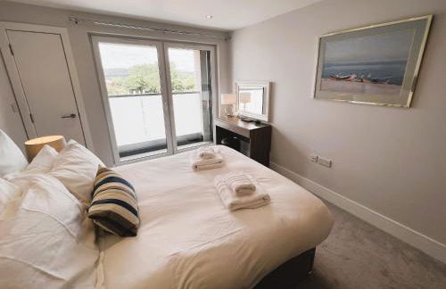 25 Breakwaters - Beach Hut is Included with this Pet Friendly Lux Apartment with Balcony, Stunning Sea Views over to Culver Cliffs & Free Parking - Photo 28