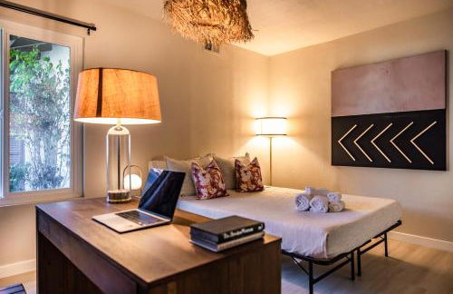 @ Marbella Lane - Vibrant & Chic Designer Home - Photo 56