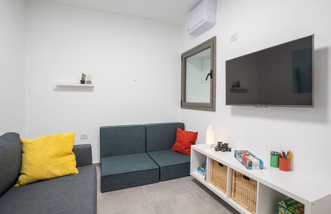 Sunlit Balcony & Coastal Charm by Sea N' Rent - Foto 12