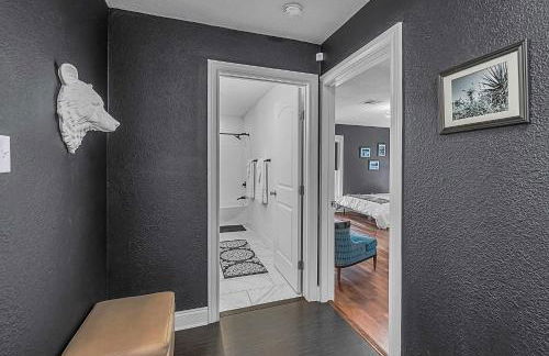 New-The Mod Poppy Large home 10 minutes from it all - Photo 34