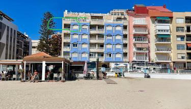 Beachfront apartment, sea view, pool, close to bars and restaurants - Photo 1
