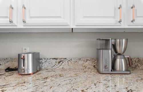 Spacious 5-bedroom villa in welcoming Burleson with WiFi, AC - Foto 4