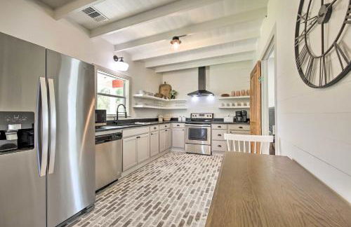 Peaceful Schulenburg Farmhouse with Fire Pit and Games - Foto 3