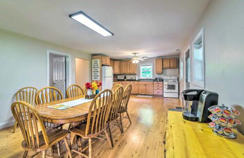 Secluded Brownsville Cabin with Deck and Fire Pit - Foto 8