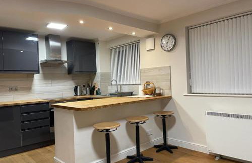 Morden flat close to DLR station with free parking and brand new bed and quality mattress adjacent to metro station also close to O2 and Excel via Cable Car - Foto 13