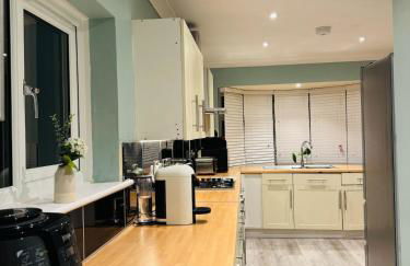 Modern 4BR House with Parking, 8 Mins to Gatwick Airport - Foto 27