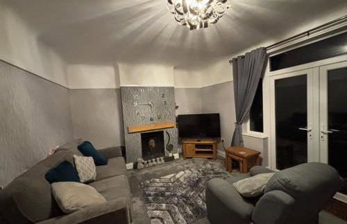 Entire House, Parking, Facilities, sleeps up to 6, suitable for contractors, families or NHS - Foto 14