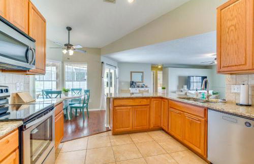 Relax Poolside Spring Hill Family Home with Yard! - Foto 13