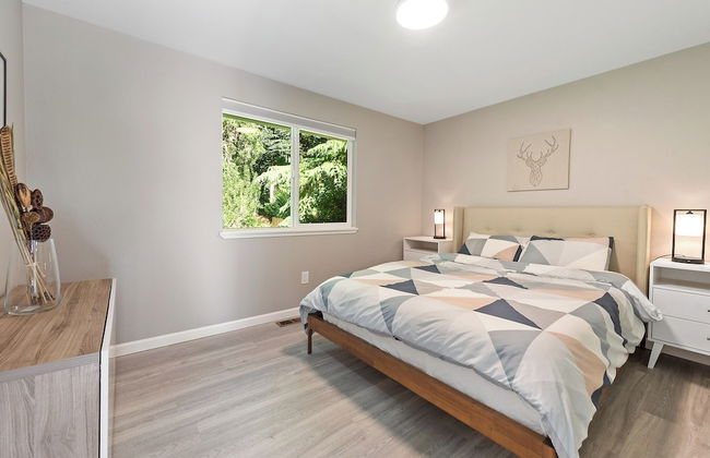 Cheerful Kirkland Home w/AC Big Yard, Walk to Beach - Photo 5