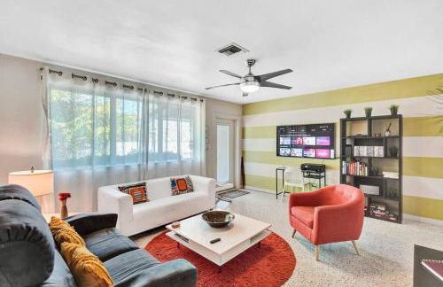 Heated pool, parking, 5 min walk to food and fun! - Foto 35