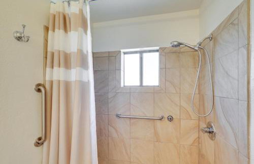 Bright Tucson Home with Patio By Rillito River Path! - Foto 14