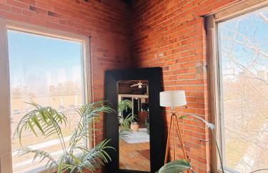 420 Friendly SKYLINE view Downtown Loft FREE Parking - Photo 3