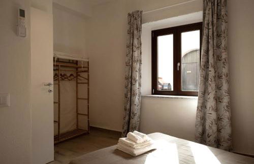 GuestHost - Comfy Two-Levels Apartment with Terrace! - Foto 16