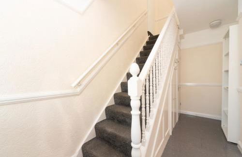Spacious 4 Bed House Free Parking Near Station - Pass the Keys - Foto 11