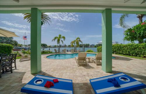 Waterfront Luxury w/ Heated Salt Pool & Golf Cart - Foto 10