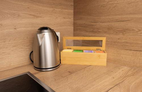 Central 6 Beds Apartment, Group & Family Friendly, Kitchen, Washer, Work Station, Netflix & PayTV - Photo 16