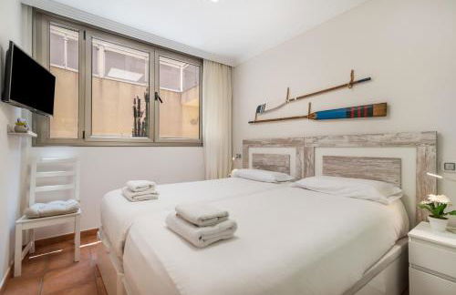 Cozy 2BR Retreat With Big Terrace, Peaceful Stay Minutes Away From the Beach - Foto 13