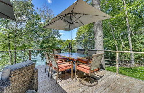 Lakefront Cottage with Dock, Hot Tub and Fire Pit - Foto 1