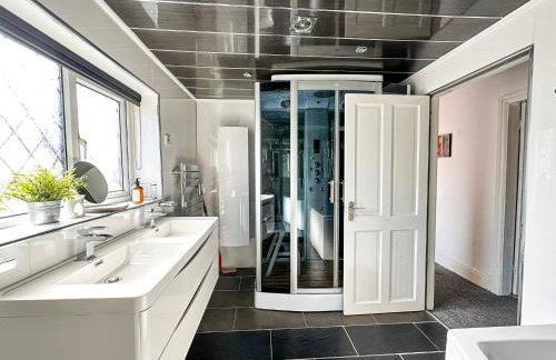 5BR Manchester Home Jacuzzi, Garden & Parking - Foto 40