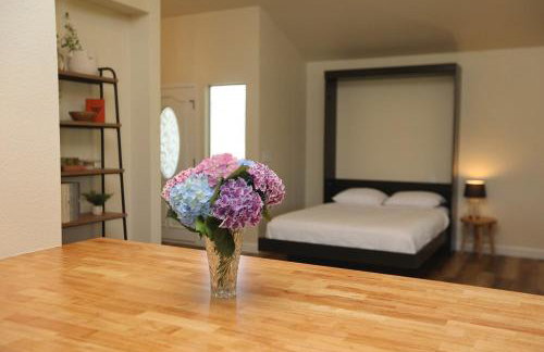 Riverfront Beauty with Pickle Ball Court - Foto 11