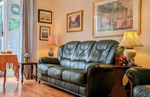 Sherlock's Moray House -Idea long stay for contractors & family Two bedroom mid terrace 3 beds 2 sofa beds Sleep 5 Working facility Free WiFi TV & private parking Enclose rear garden dog friendly Sainsbury's & takeaway pubs in walking distance - Foto 6