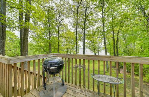 Near Snowmobiling! Carp Lake Cottage with Fire Pit - Foto 17