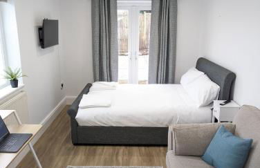 Swan Lake Lodge & free parking - Foto 1