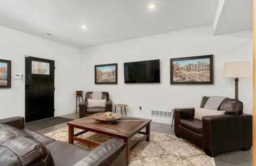 38-Acres of Luxury: 9BR, Indoor Pool, Gym, Near ND - Foto 57