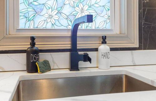 AC 9 BR 4BA Victorian Manor - 1 Block to Beach - Foto 22