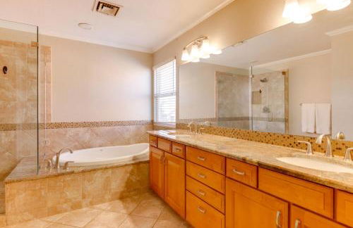 Lakefront Living! Huge Phoenix Home with Pool Table - Foto 21