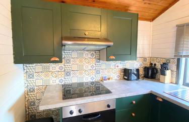 Otter 1 - Private Hot Tub - Bali Inspired Lodge - Bath - Longleat - Wiltshire - Photo 2