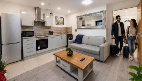 Sidemersey Livings - Relaxing Central Tailored Apartment with Free Parking, French Balcony - Photo 3