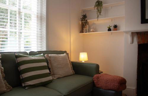 Characterful Cottage - Sleeps 6 - Parking - High Street - Photo 15