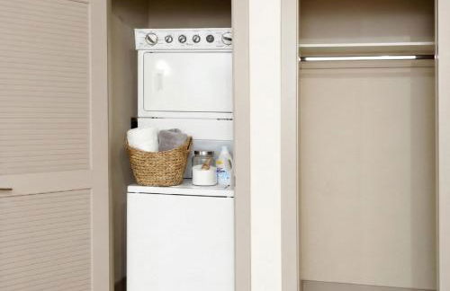 Sunny Marina Del Rey Apartment- Hot Tub, Game Room, BBQ, Projector - Photo 9