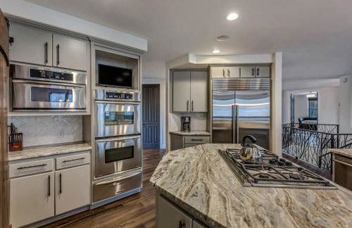 Cozy mountain home w riverfront patio - Foto 42